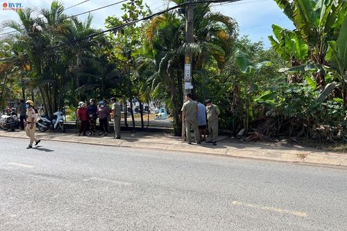 Phát hiện chiếc áo khoác cuộn tròn chứa thi thể trẻ sơ sinh bỏ trên vỉa hè