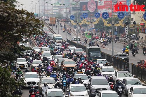 Giao thông Thủ đô 'kẹt cứng' trong ngày đầu đi làm sau nghỉ Tết dương lịch 2023