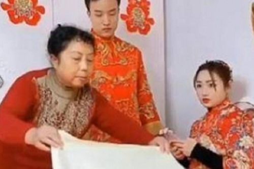 Đòi sính lễ 1 tỷ, cô dâu 'tái mặt' khi thấy mẹ chồng trải khăn trắng giữa giường tân hôn