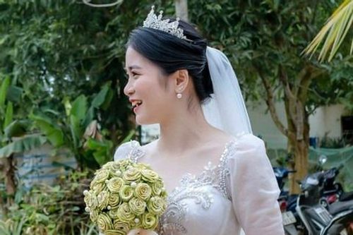 Gia đình 3 thế hệ thức đêm làm hoa cưới độc lạ tặng cô dâu