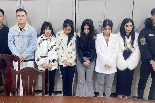 Hà Nội: Bắt giữ ổ nhóm 8 thanh niên đang 'bay lắc' ở chung cư