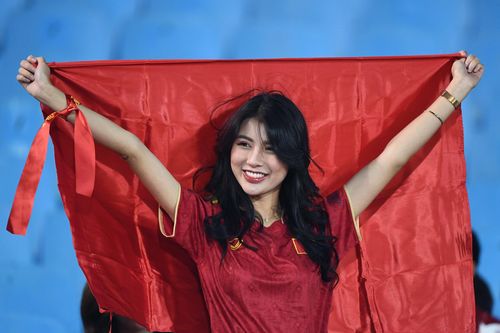 Những cô gái xinh đẹp 'nóng cùng AFF Cup' trên sân Mỹ Đình
