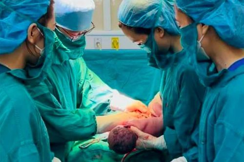 Có dấu hiệu suy thai, sản phụ vẫn xin bác sĩ tới 'giờ đẹp' mới mổ