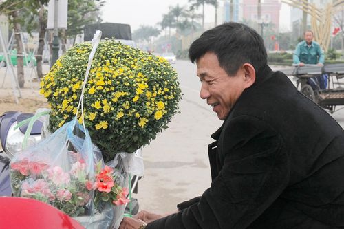 Hoa, cây cảnh chơi Tết tràn xuống phố, thương lái thấp thỏm chờ khách