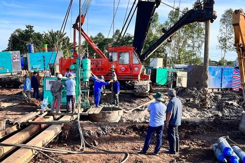 Vụ bé trai bị lọt vào ống bê tông: Người lớn cần phải xin lỗi con
