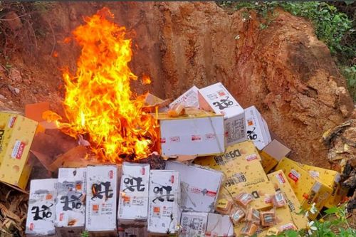 Công an Bảo Thắng tiêu hủy bánh kẹo không rõ nguồn gốc