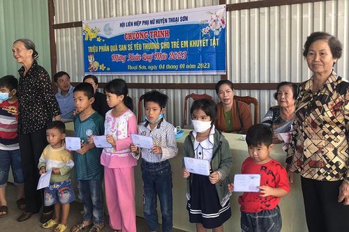 Hội Liên hiệp Phụ nữ huyện Thoại Sơn trao quà Tết cho trẻ em khuyết tật