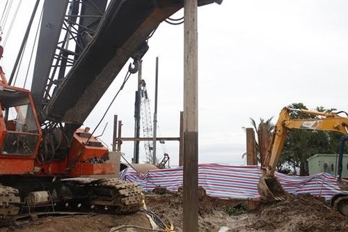 Bé trai mắc kẹt trong lòng cọc bê tông được xác định đã tử vong