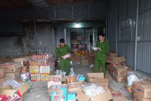 Phát hiện hàng trăm kg bánh kẹo không rõ nguồn gốc