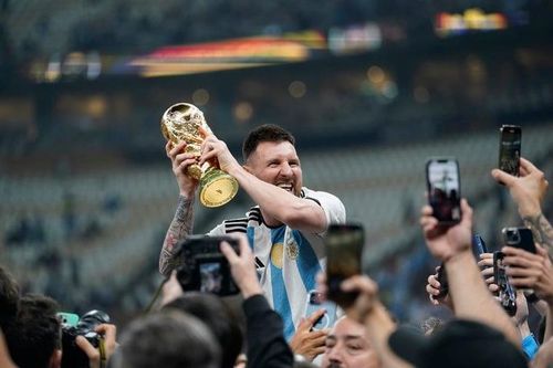 Messi cầm cúp giả trong bức ảnh lập kỷ lục Instagram