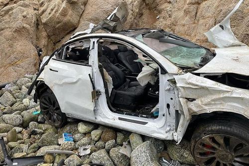 Rơi từ độ cao 80 m, 4 người trong Tesla Model Y vẫn sống sót