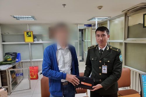 Khách quên 130 triệu trên xe đẩy giữa bãi xe sân bay