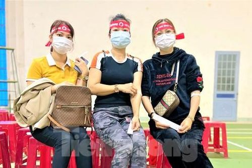 Chủ nhật Đỏ Tây Nguyên: Ba chị em đội mưa, vượt 20 km đi hiến máu