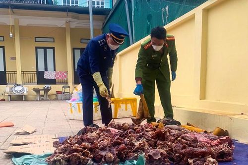 Mang 400kg nội tạng 'bẩn' đi tiêu thụ thì bị bắt