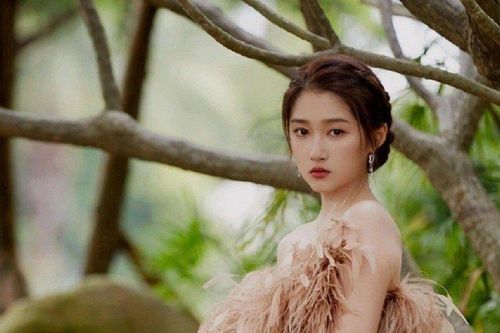 Quan Hiểu Đồng hút mắt với váy xuyên thấu khi tham gia sự kiện