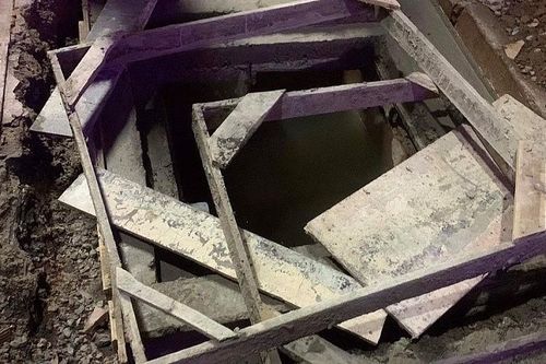 Giải cứu bé gái 3 tuổi sau khi rơi xuống ống cống trước nhà tại Bắc Giang