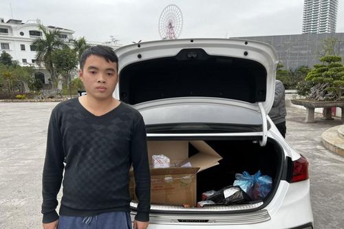 Quảng Ninh: Phát hiện trường hợp mang 36 hộp pháo hoa đi tiêu thụ