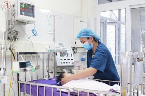 Rơi xuống bể nước gia đình, bé gái 2 tuổi thoát chết trong gang tấc
