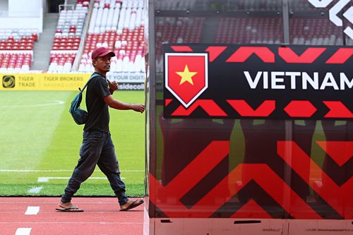 Vách ngăn bảo vệ tuyển Việt Nam ở Indonesia
