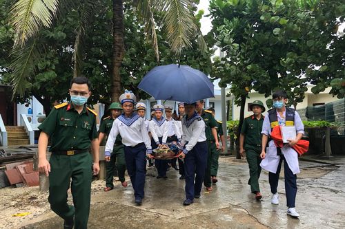 Trực thăng cấp cứu chiến sĩ bị chấn thương cột sống cổ từ đảo Sơn Ca về đất liền