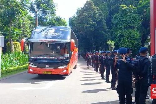 Cảnh sát Indonesia hộ tống xe chở tuyển Việt Nam đến sân Bung Karno