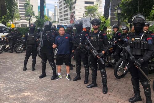 Tuyển Việt Nam được chủ nhà Indonesia hộ tống đến sân Bung Karno