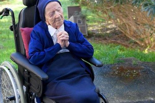 Bí quyết sống thọ 118 tuổi của cụ bà người Pháp: Không bao giờ ngồi ăn một mình