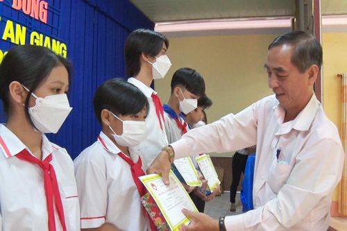 Trao hơn 230 suất Học bổng Xổ số Kiến thiết An Giang cho học sinh huyện Phú Tân