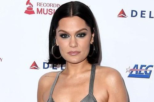 Jessie J công bố đang mang thai con đầu lòng