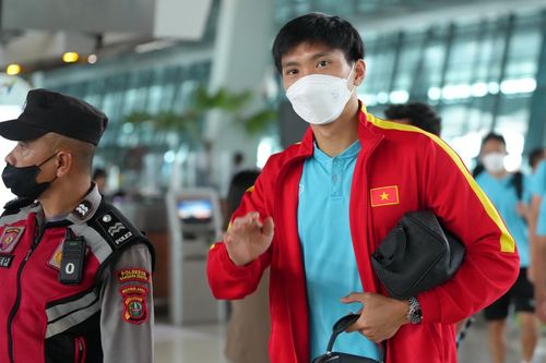 Cảnh sát Indonesia đưa tuyển Việt Nam ra sân bay
