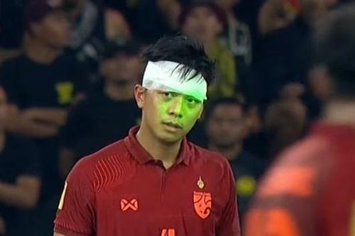 CĐV Malaysia chiếu tia laser về phía tuyển Thái Lan