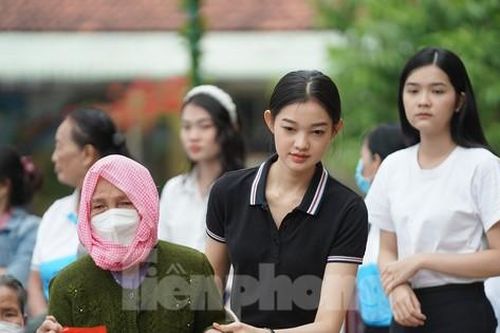 Tiền Phong mang niềm vui Tết đến 500 bà con nghèo tại Long An