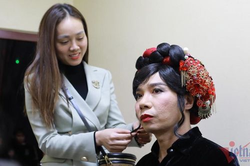 Vợ chăm chút NSND Công Lý ở hậu trường Táo Quân