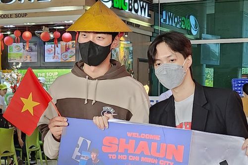 Độc quyền: Shaun - Chủ nhân hit Way Back Home đã tới Việt Nam, đội nón lá khiến fan 'bấn loạn'