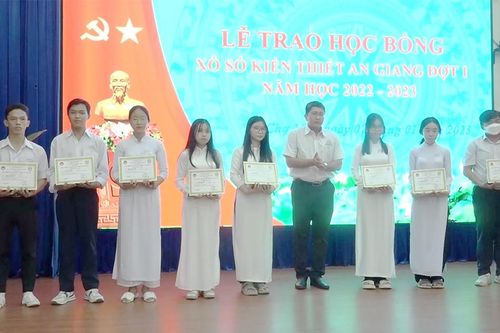 Chợ Mới trao 487 suất Học bổng Xổ số Kiến thiết An Giang