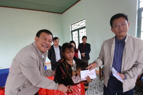 Chủ nhiệm Ủy ban Kiểm tra Tỉnh ủy trao 166 suất quà cho người nghèo huyện Chư Păh