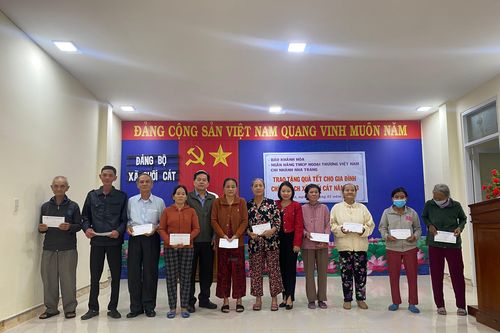 Báo Khánh Hòa và Vietcombank Nha Trang trao quà Tết cho các gia đình chính sách xã Suối Cát