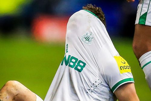 Newcastle thua đội hạng Ba tại FA Cup