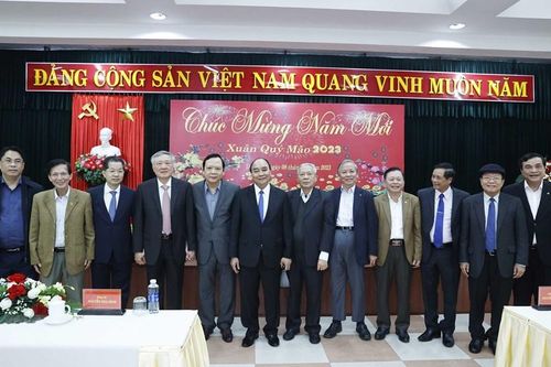 Chủ tịch nước Nguyễn Xuân Phúc gặp mặt nguyên lãnh đạo cấp cao khu vực miền trung