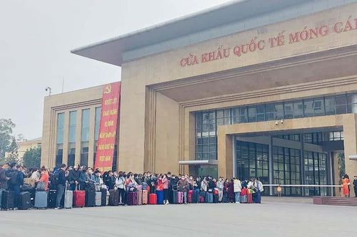 Hàng nghìn người xuất cảnh sang Trung Quốc ở cửa khẩu Móng Cái và Lạng Sơn