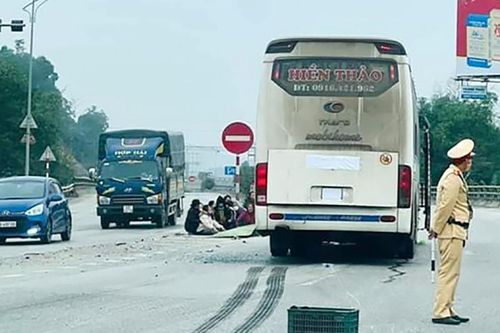 Va chạm với xe khách, 2 phụ nữ đi xe máy tử vong