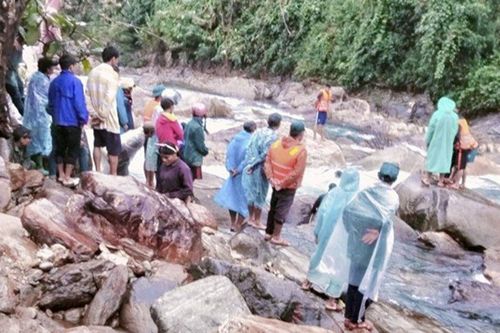 Quảng Nam: Nỗ lực tìm kiếm cháu bé bị ngã xuống suối mất tích