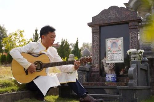 Đi tạ mộ cuối năm, người đàn ông thắp hương rồi ngồi đàn hát bên mộ người vợ quá cố gây xúc động