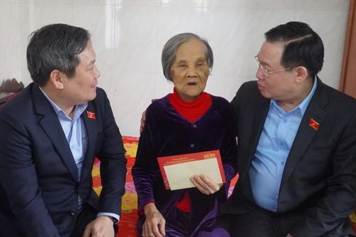 Chủ tịch Quốc hội thăm gia đình chính sách và hộ nghèo tại Quảng Bình