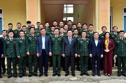 Chủ tịch Quốc hội Vương Đình Huệ thăm, chúc Tết Đồn Biên phòng Nhật Lệ, tỉnh Quảng Bình