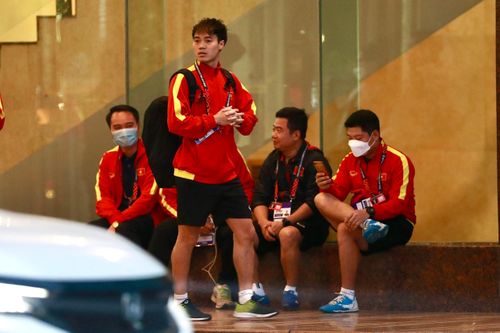 Tuyển Việt Nam rời khách sạn trước trận quyết đấu Indonesia