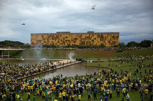 Brazil đình chỉ thống đốc thủ đô, tìm kẻ cầm đầu vụ phá phách Quốc hội