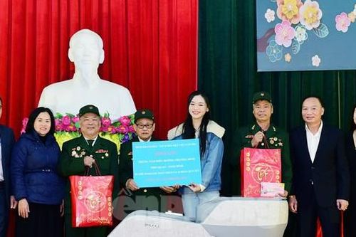 Người đẹp Việt Nam thăm, tặng quà trung tâm điều dưỡng thương binh nặng