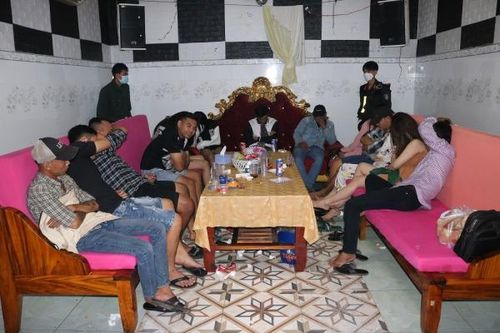 Hàng chục nam nữ 'bay lắc' trong quán karaoke