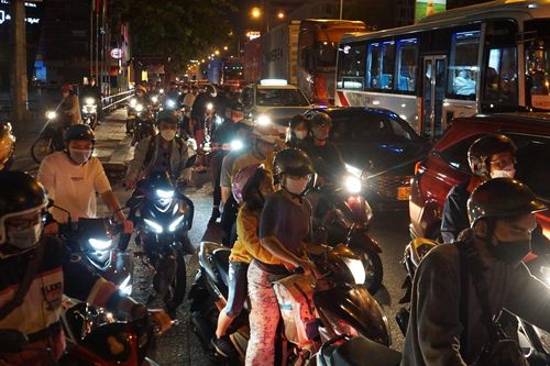Cửa ngõ sân bay Tân Sơn Nhất kẹt xe không lối thoát lúc nửa đêm